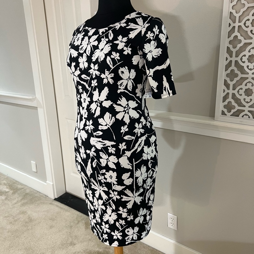 Black and White Floral Pattern Dress - Picture 3 of 7